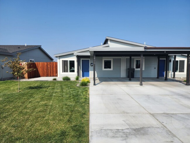 Primary Photo - Newer Build Unit in Pasco
