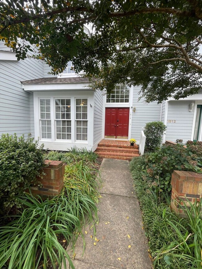 Building Photo - Large 2 Bedroom, 2.5 Bath Townhouse - Autu...
