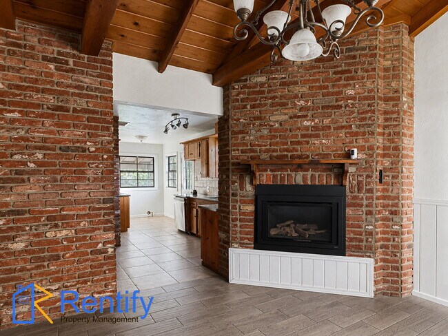 Building Photo - Charming 3bed/2bath Rustic Mid-Century Home