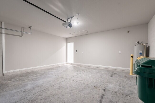 Building Photo - Spacious 4-Bedroom Retreat with 2 Full Baths in Punta Gorda – Your Dream Home Awaits!