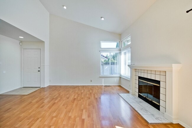 Building Photo - Hardwood Floors- A/C- Full Bedroom and Bath on First Floor: Fresh Paint