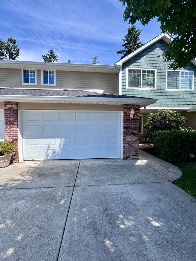 Building Photo - EZ living, Private Townhome setting Central Vancouver