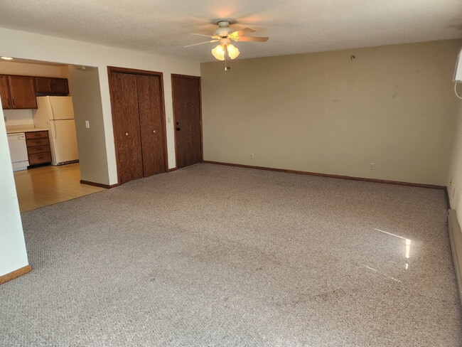 Building Photo - Large 2 Bedroom Apartment - Available August 1st
