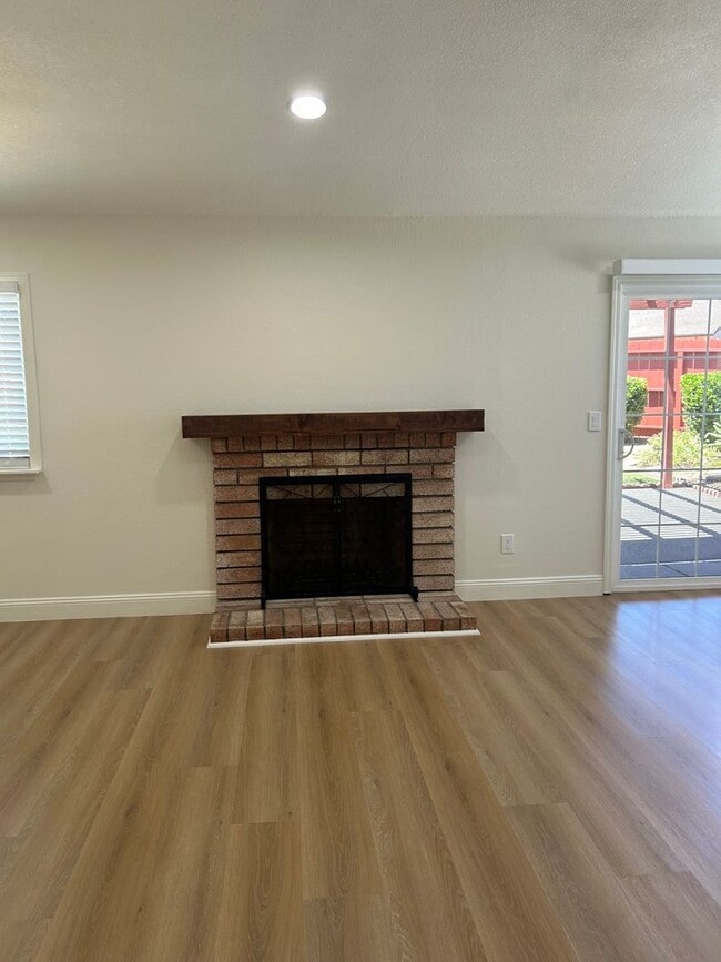 Building Photo - Smart Home
