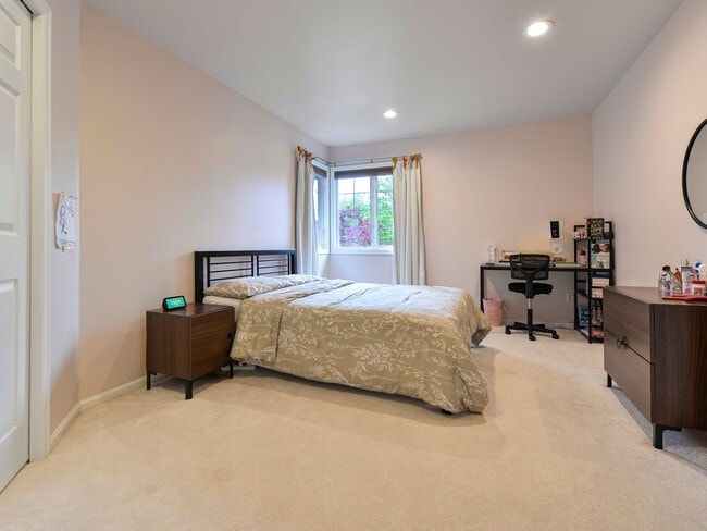Building Photo - Stunning and Elegant 4+ Bedroom on Park-Like Lot Pine Lake Estates Sammamish