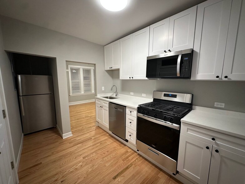 Building Photo - 6422 N Greenview Ave