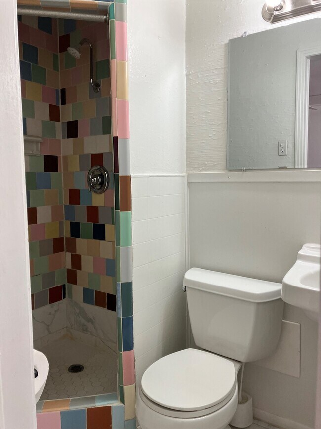 Building Photo - 307 Stratford St