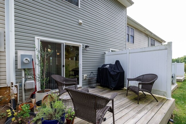Building Photo - Immaculate Townhouse with Finished Basement