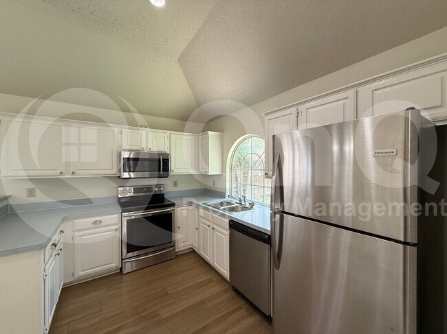 Building Photo - 1206 Hyde Park Dr