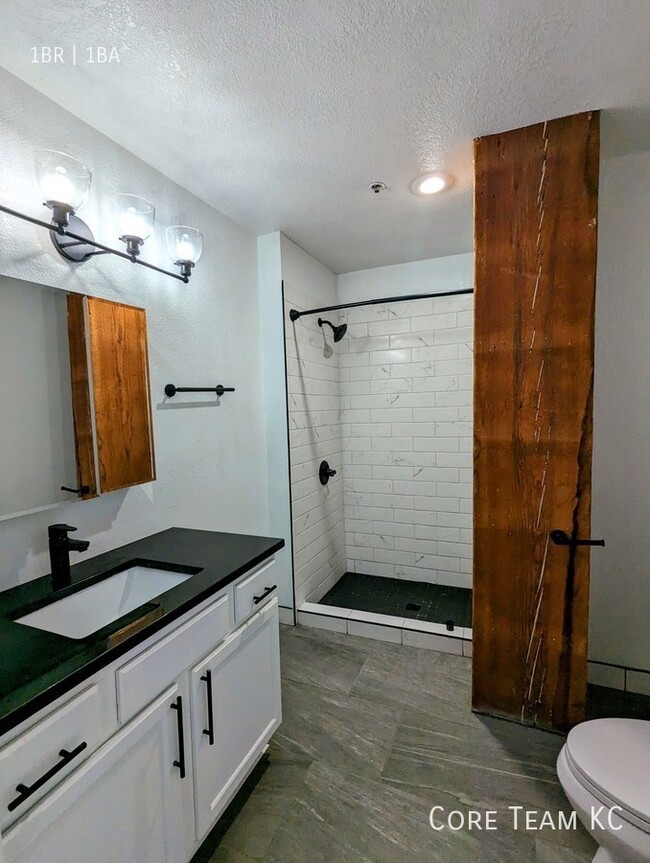 Building Photo - 1 Bedroom in River Market with Downtown Vi...