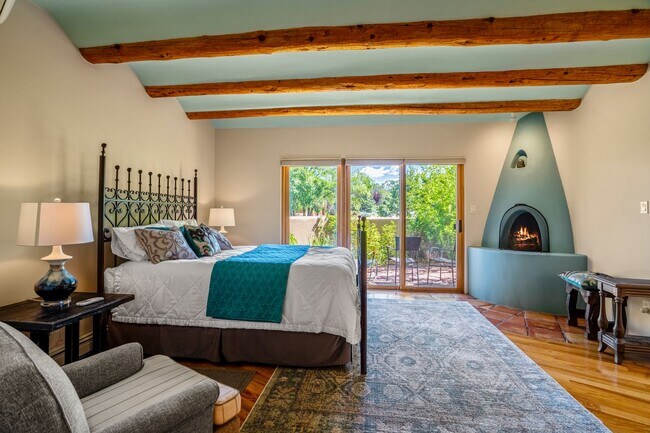 Building Photo - Northside Santa Fe Home