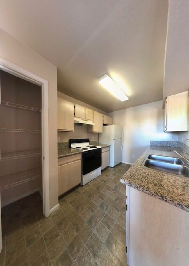 Building Photo - 1 Bedroom Condo located in Gated Community of Copper Palms!