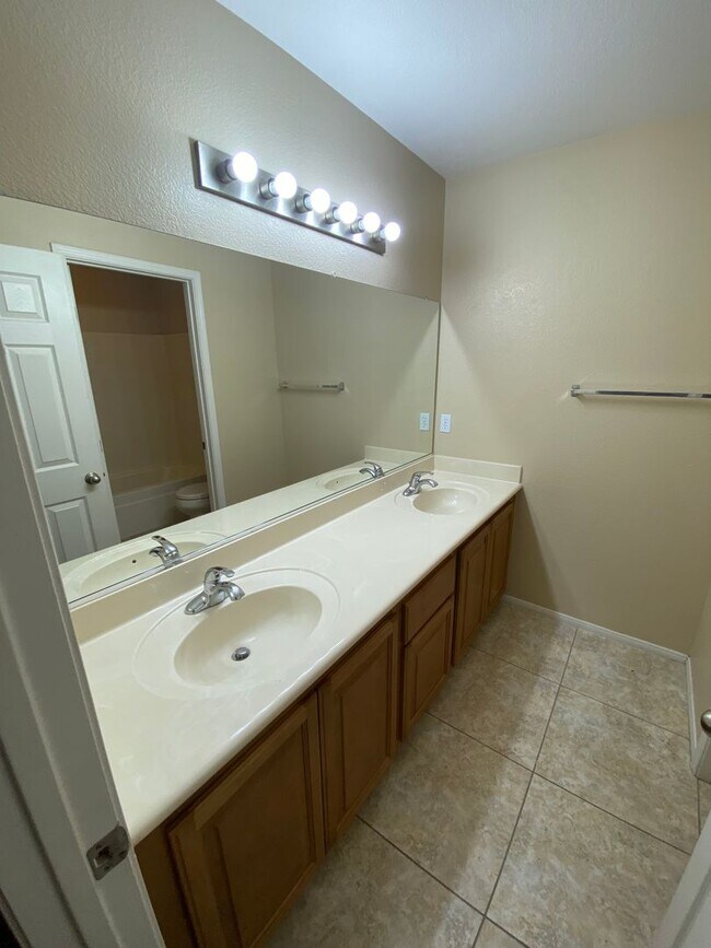 Building Photo - Wonderful 3 bed/2.5 bath home located in the South End of Vegas
