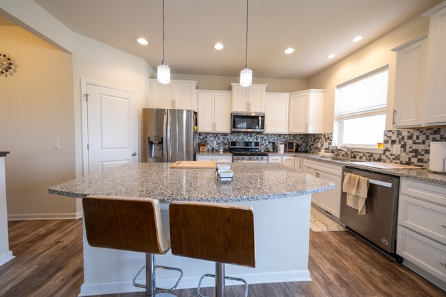 Building Photo - 5595 Queensland Ln N