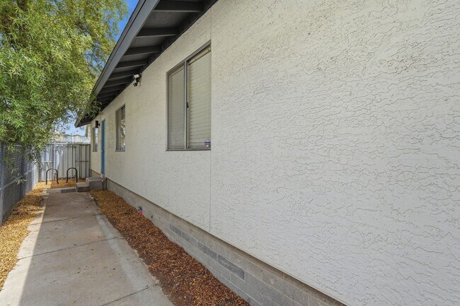 Building Photo - 816 E 10th St