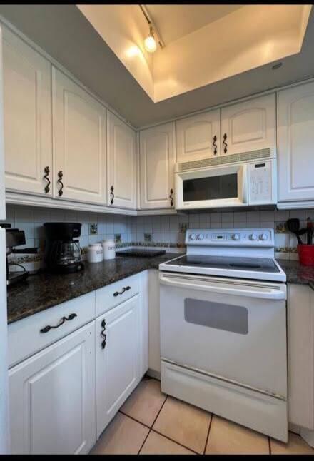 Building Photo - 4652 Poinciana St