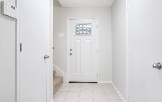 Building Photo - 6 Thicket Grove Pl