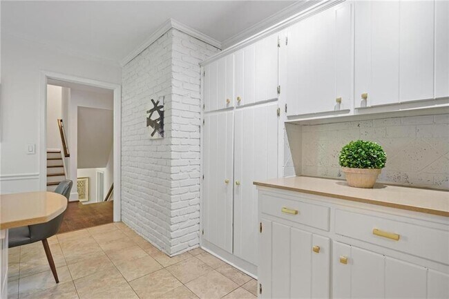 Building Photo - 2800 Mornington Dr NW