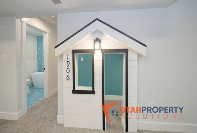 Building Photo - 1734 W Newcastle Ln