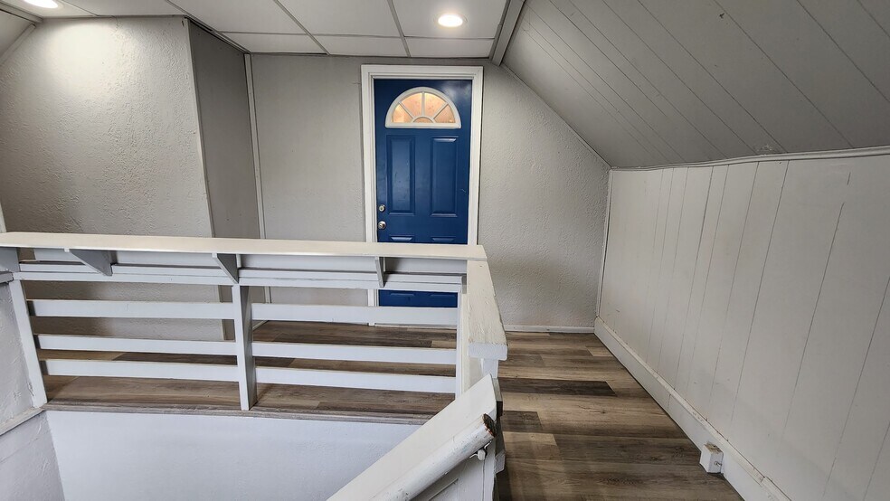 3rd floor entry - 2717 Aldrich Ave N