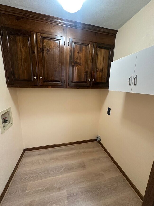 Building Photo - 2 Bed 2 Bath Townhouse