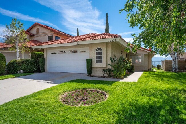 Building Photo - Sparkling Clean 3 Bedroom, 2 Bath Home with a View!