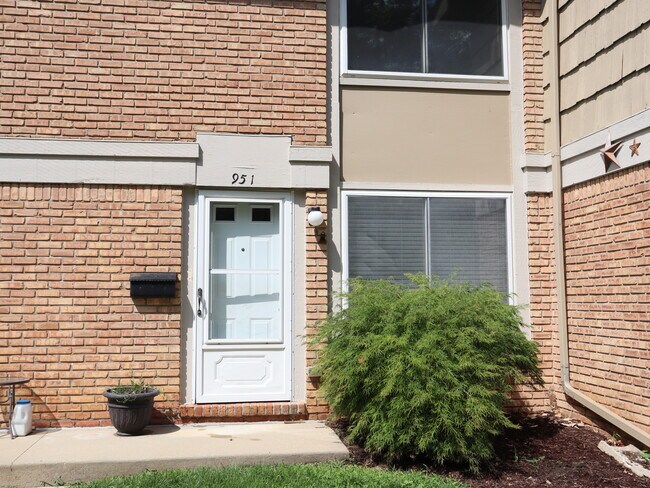 Primary Photo - 951 Barclay Ln