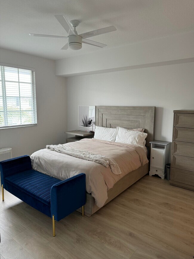 Building Photo - 250 NE 3rd Ave