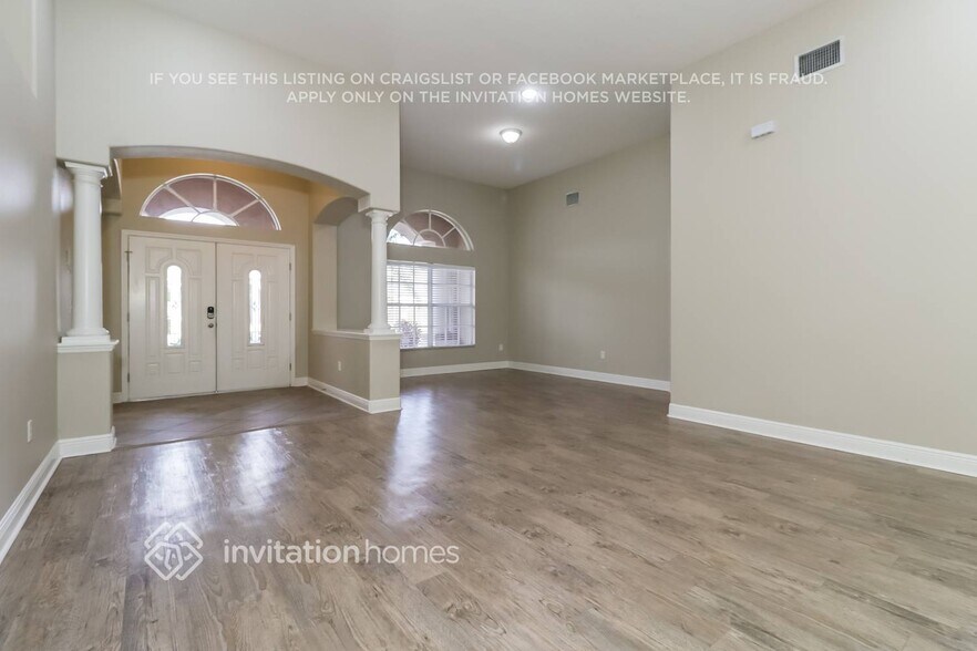 Building Photo - 1845 Beaconsfield Dr