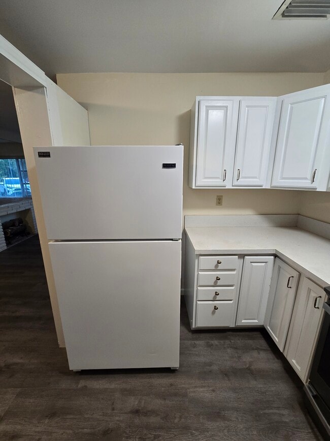 Building Photo - 336 Greenbriar Dr