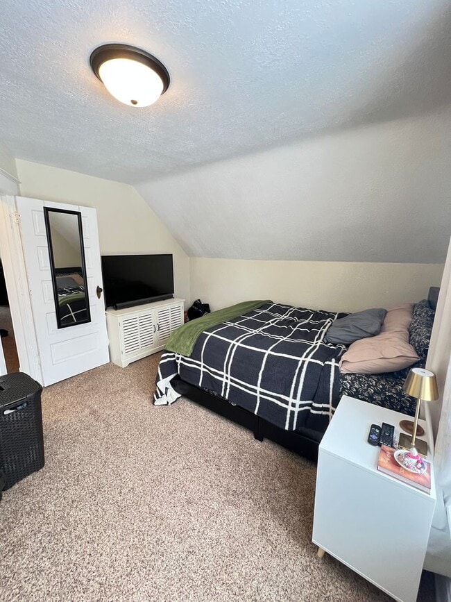 Building Photo - AVAILABLE AUGUST 1 - Spacious 3+ Bedroom Home
