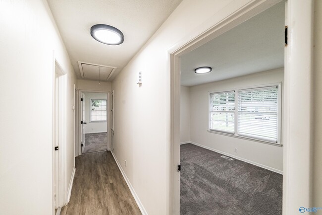 Building Photo - 307 Meadowbrook Dr SE