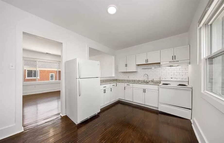 Building Photo - 1975 Gladstone St