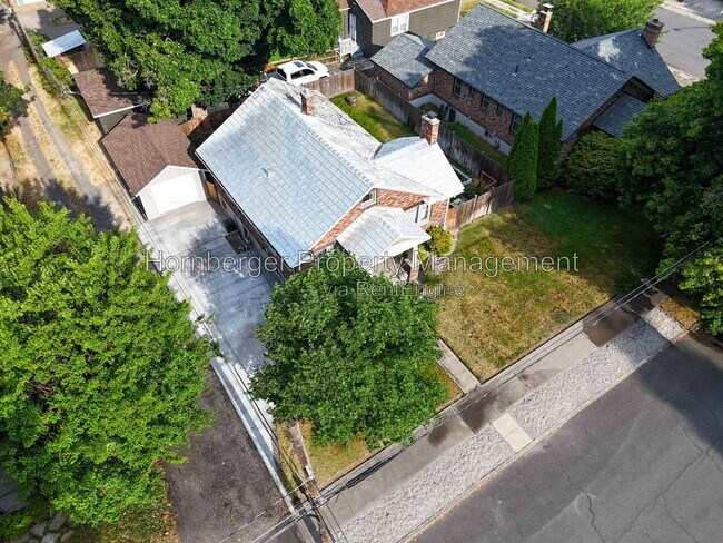 Building Photo - 1210 S Maple St