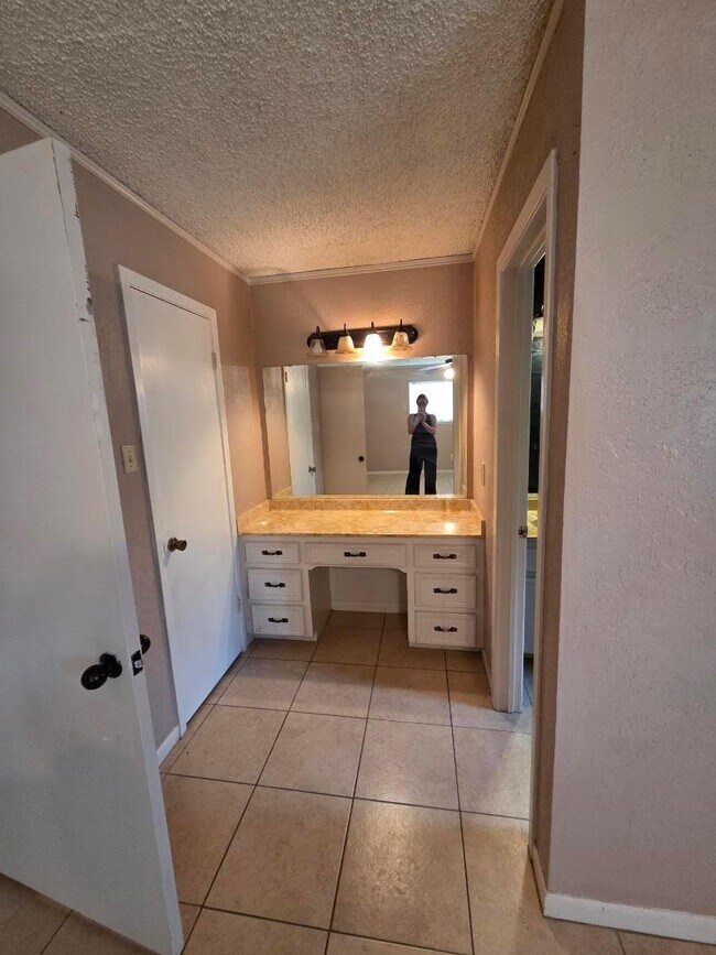 Building Photo - 801 Cagle Ln