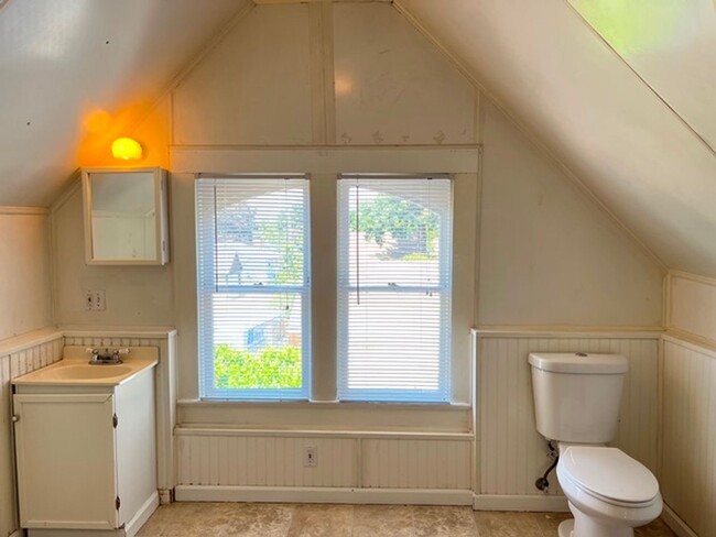 Building Photo - 4Bd/2Ba Two Story House-Available soon
