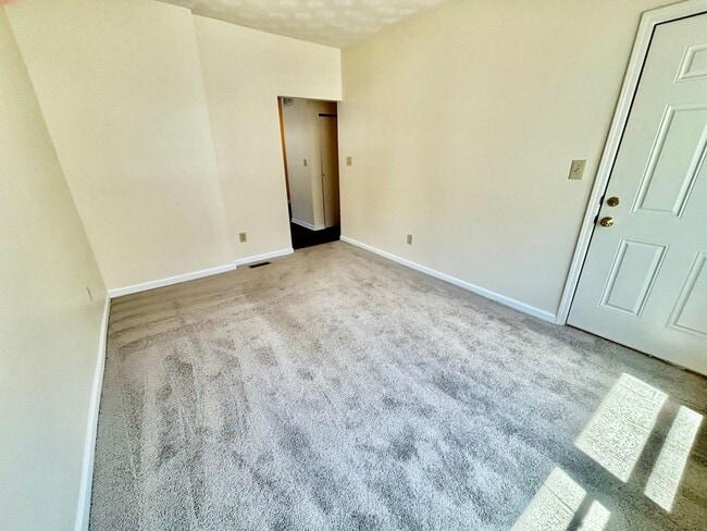 Building Photo - 2 Bedroom with Short Term Options!