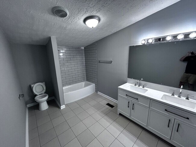 Building Photo - Large modular home four bedroom in Mt. Jul...