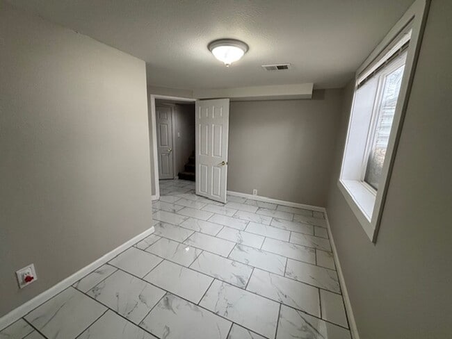 Building Photo - 4 Bedroom 2 Bath House by Frontier Park