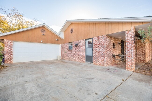 Building Photo - 3 Bedroom 2 Bathroom Home - Dogs Allowed & Large Backyard!