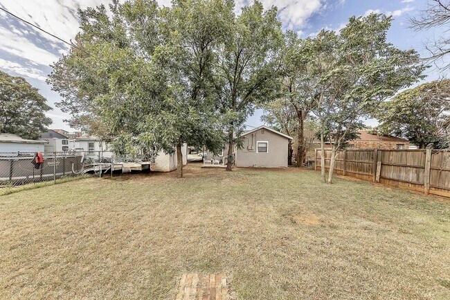 Building Photo - 2816 1st Pl