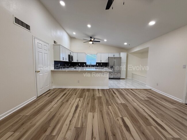 Building Photo - 6502 E Grandview Dr