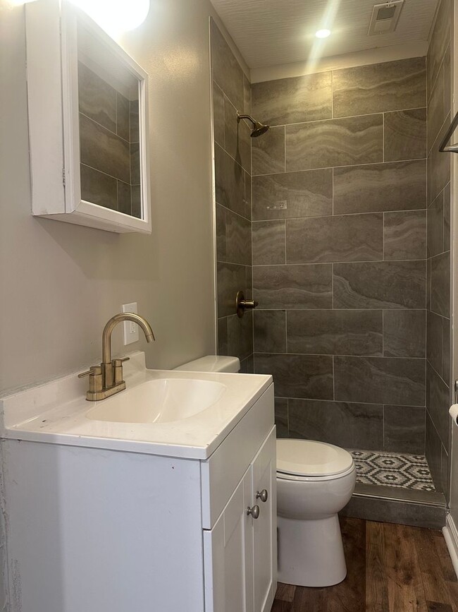 Building Photo - 3 Bedroom 2 Bathroom House for Rent on the...