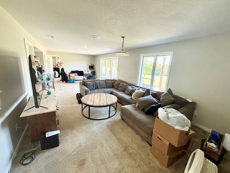 Building Photo - 2077 Woodstone Dr