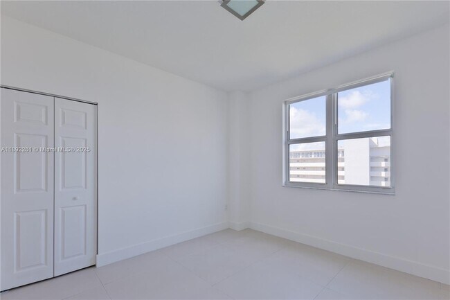 Building Photo - 7900 Harbor Island Dr
