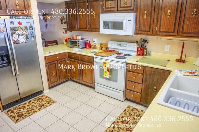 Building Photo - 3229 S Fairfield Dr