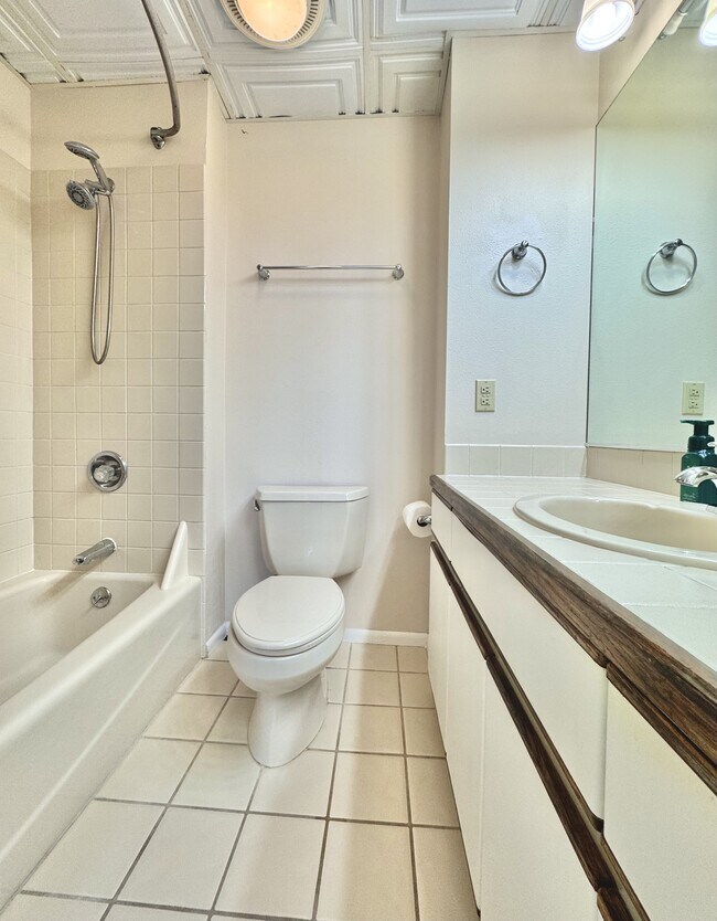 Building Photo - 1885 Main St