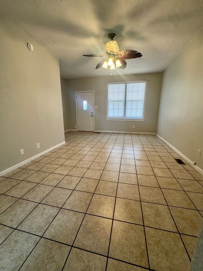 Building Photo - Newly Remodeled Southside 2B house with Garage