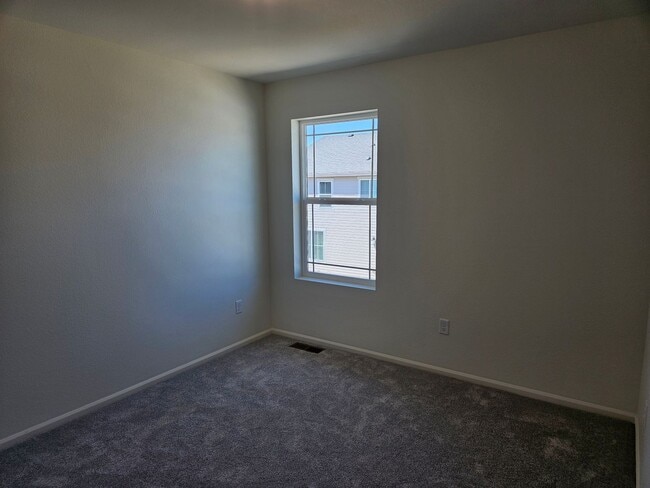 Building Photo - 5 Bed 3.5 Bath Home with a park and Commun...