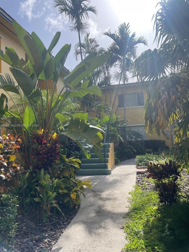 Building Photo - 717 NE 16th Ave